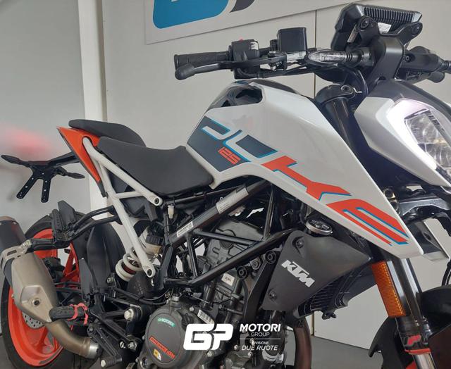 KTM 125 Duke my2023 white Immagine 4