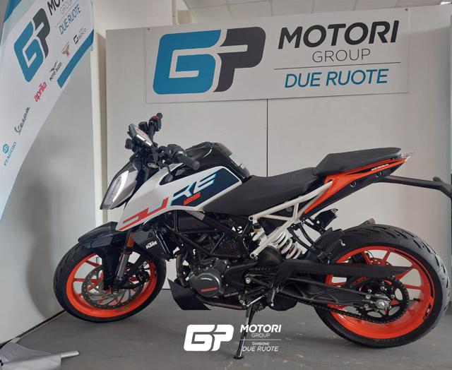 KTM 125 Duke my2023 white Immagine 1