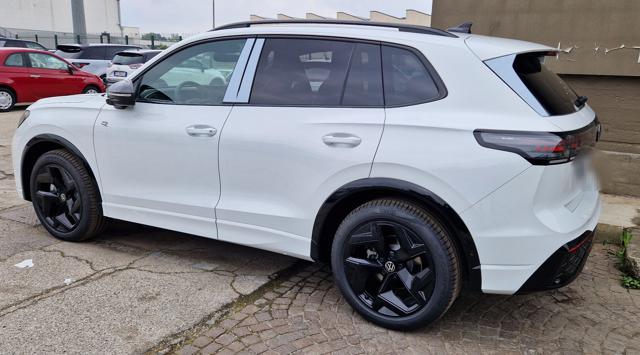 VOLKSWAGEN Tiguan 2.0 TDI 150 CV SCR DSG R-Line Immagine 1