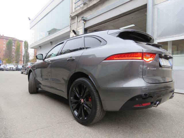 JAGUAR F-Pace 3.0 D V6 300 CV AWD aut. Portfolio Immagine 4