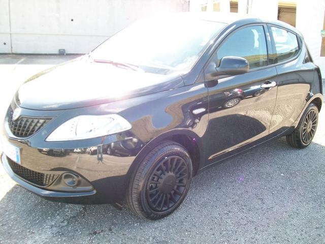 LANCIA Ypsilon 1.0 FireFly 5 porte S&S Hybrid Silver Immagine 1