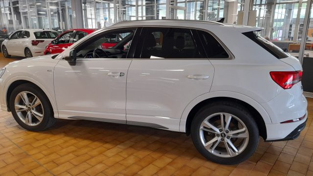 AUDI Q3 35 TDI quattro S tronic S line edition Immagine 2