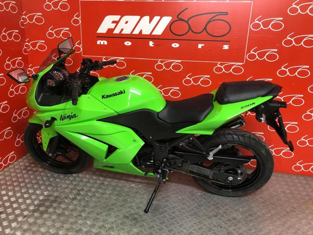 KAWASAKI Ninja 250 R . Immagine 2