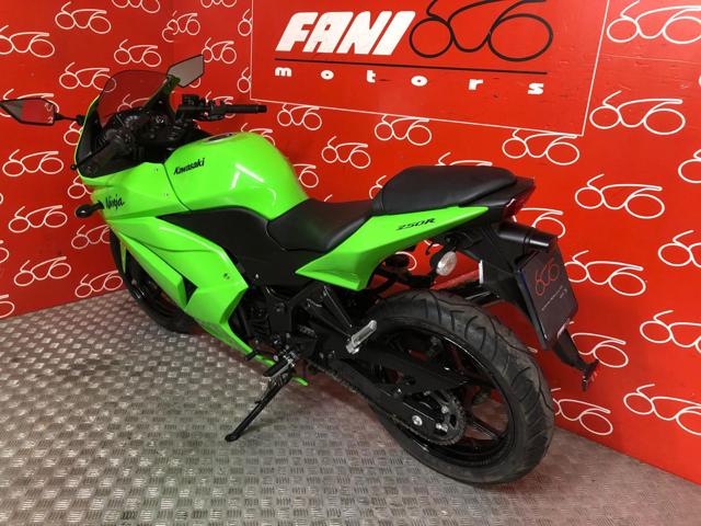 KAWASAKI Ninja 250 R . Immagine 3