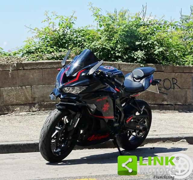 KAWASAKI Ninja ZX-4R 2024 Akrapovic Immagine 1