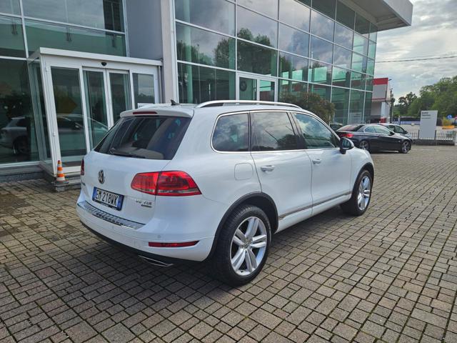 VOLKSWAGEN Touareg 3.0 TDI 245 CV tiptronic BlueMotion Techn. Executi Immagine 3