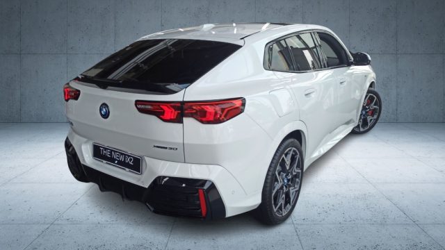 BMW iX2 xDrive 30 Msport Aut. Immagine 1