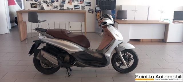 PIAGGIO Beverly 350 . Immagine 2