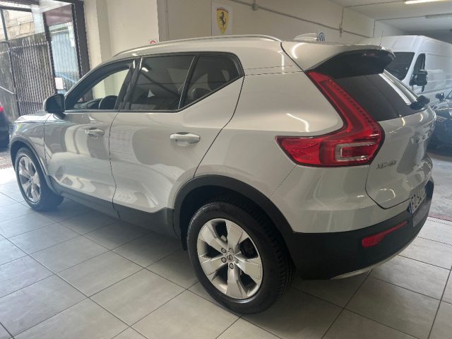 VOLVO XC40 D3 AWD Geartronic Momentum Immagine 2