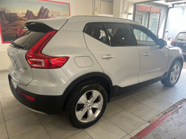 VOLVO XC40 D3 AWD Geartronic Momentum Immagine 3