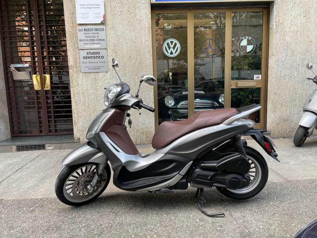 PIAGGIO Beverly 300 i.e. ABS-ASR Immagine 1