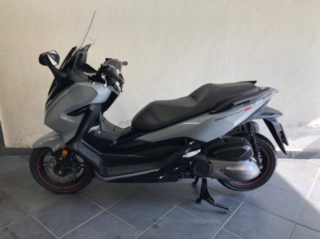 HONDA Forza 300 Scooter Immagine 1