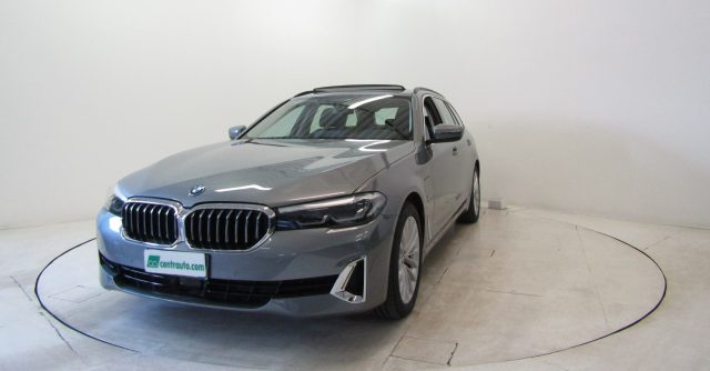 BMW 530 e xDrive Touring Luxury Plug in Hybrid*TETTO APR Immagine 2