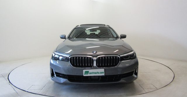 BMW 530 e xDrive Touring Luxury Plug in Hybrid*TETTO APR Immagine 1