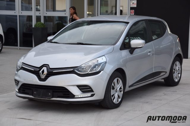 RENAULT Clio 75Cv 12 V Moschino life TCE Immagine 0