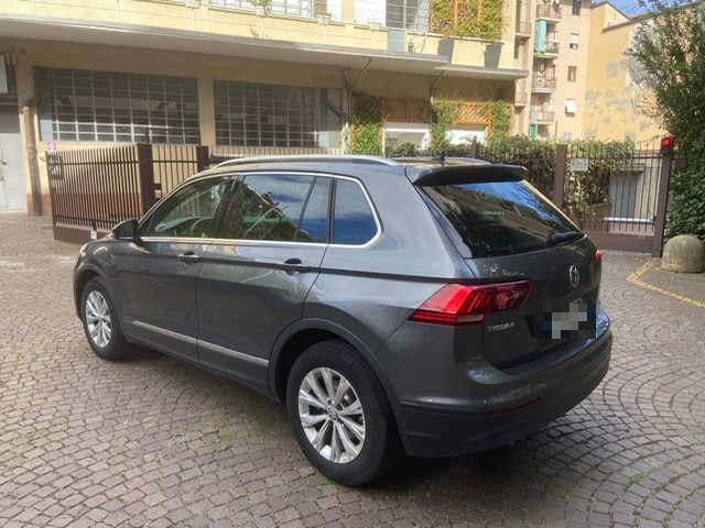 VOLKSWAGEN Tiguan 2.0 TDI SCR DSG Business BlueMotion Technology Immagine 4