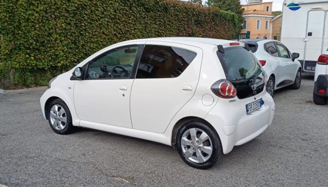 TOYOTA Aygo 1.0 VVT-i 69 CV 5 porte cool Immagine 4