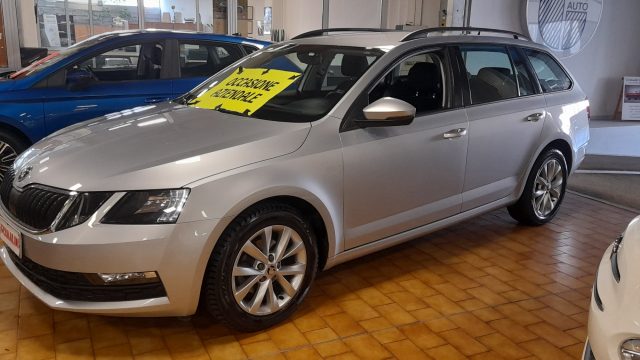 SKODA Octavia 1.6 TDI SCR DSG Wagon Executive NAVI Immagine 2