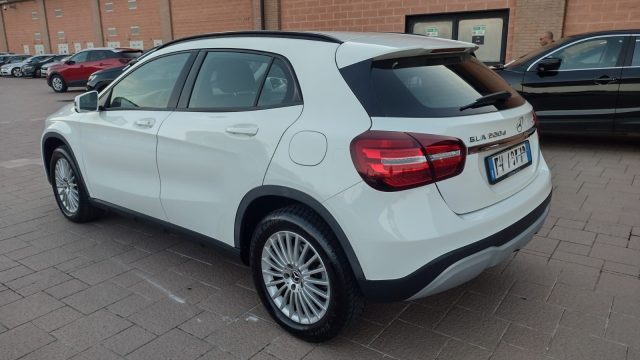 MERCEDES-BENZ GLA 200 d Automatic 4Matic Business Immagine 3