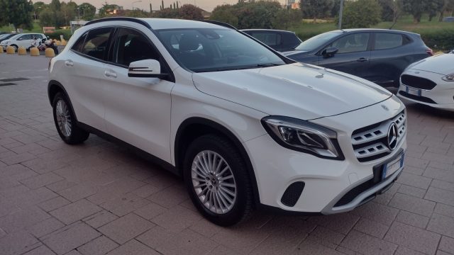 MERCEDES-BENZ GLA 200 d Automatic 4Matic Business Immagine 1