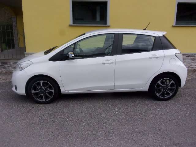 TOYOTA Yaris Yaris 5p 1.0 Lounge -X NEO PATENTATI !! Immagine 1