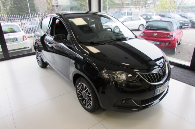 LANCIA Ypsilon 1.0 FireFly 70cv Hybrid Platino - Nero Vesuvio Immagine 1