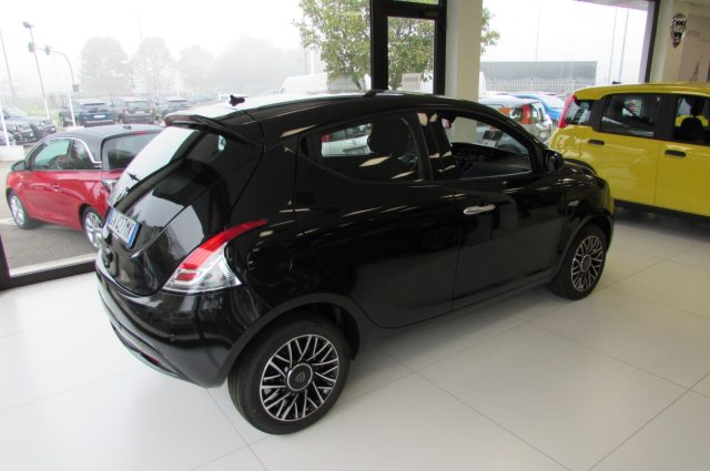 LANCIA Ypsilon 1.0 FireFly 70cv Hybrid Platino - Nero Vesuvio Immagine 2