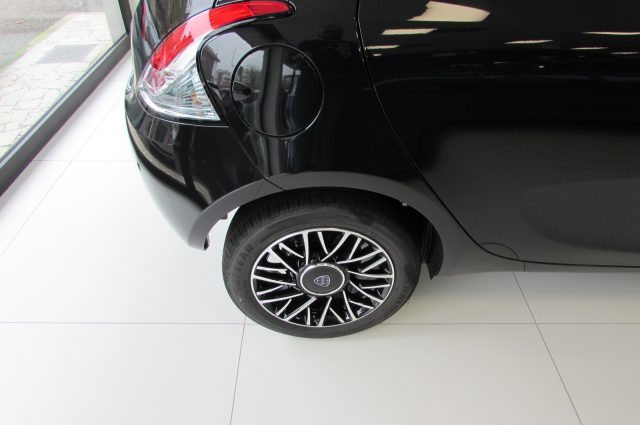 LANCIA Ypsilon 1.0 FireFly 70cv Hybrid Platino - Nero Vesuvio Immagine 3