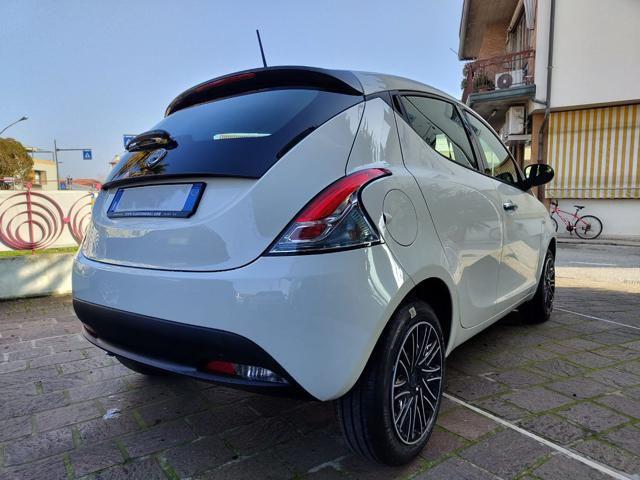 LANCIA Ypsilon 1.0 70cv 5 porte Hybrid ORO #CLIMA AUTO Immagine 3