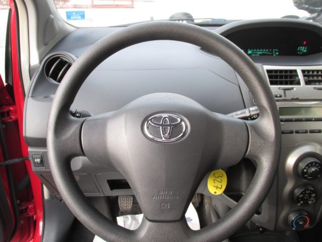 TOYOTA Yaris 1.0 3p. - OK NEOPATENTATI - "VEICOLO PRONTO USO" Immagine 4