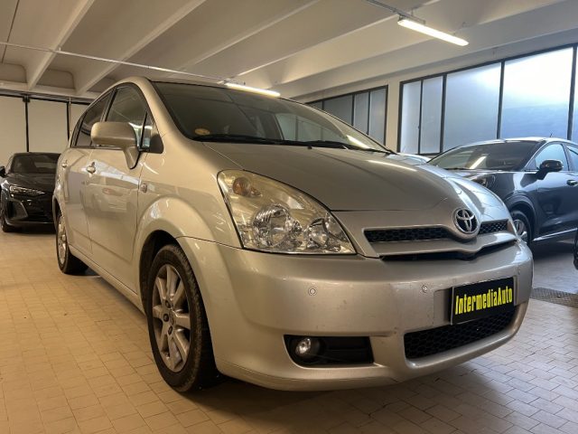 TOYOTA Corolla Verso 2.2 16V D-4D DPF Immagine 1