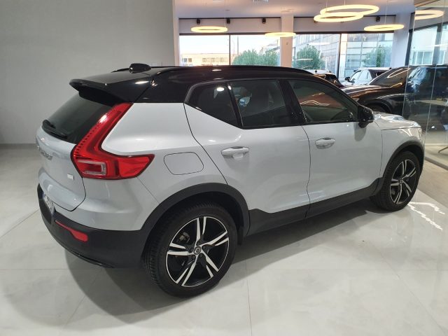 VOLVO XC40 T5 Recharge Plug-in Hybrid R-design Immagine 4