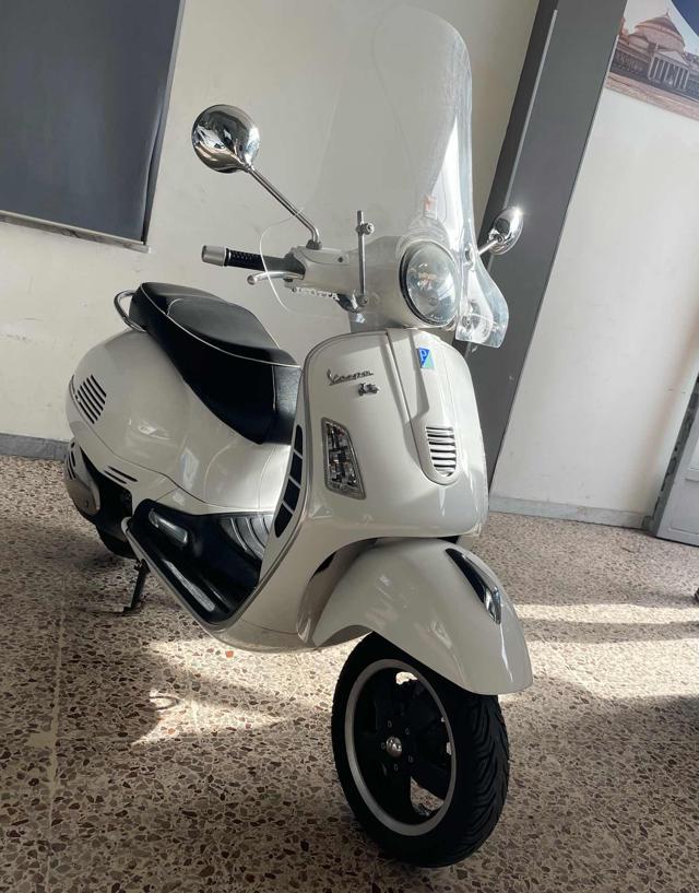 PIAGGIO Vespa GTS 300 Super Super Immagine 1