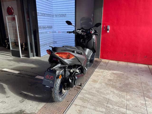 YAMAHA X-MAX 300 . Immagine 2