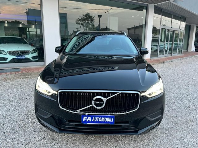 VOLVO XC60 B4 (d) AWD Geartronic Momentum Immagine 2