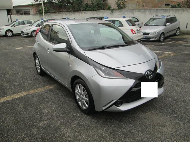 TOYOTA Aygo 1.0 VVT-i 69 CV 5 porte x- Black Tss Immagine 2