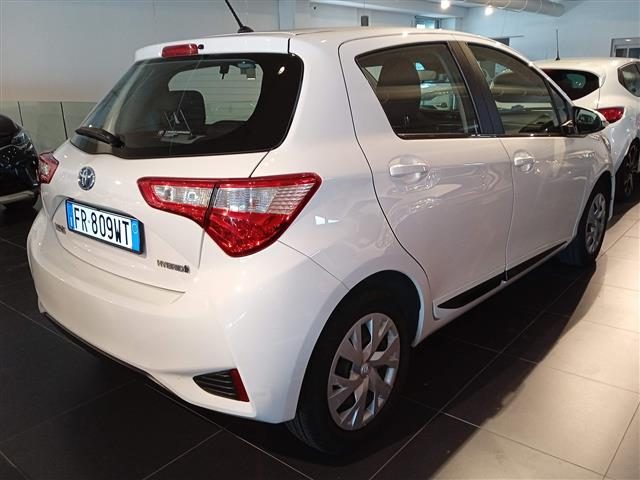 TOYOTA Yaris 5 Porte 1.5 VVT-i Hybrid Active Plus e-CVT Immagine 3