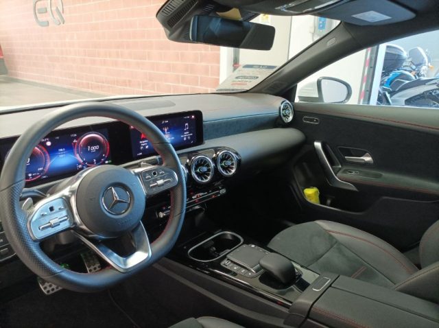 MERCEDES-BENZ CLA 200 Automatic Shooting Brake Sport Immagine 3