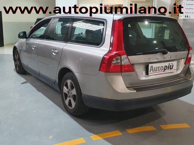 VOLVO V70 D3 Momentum Immagine 1