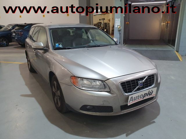 VOLVO V70 D3 Momentum Immagine 2