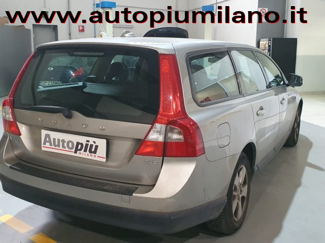 VOLVO V70 D3 Momentum Immagine 3