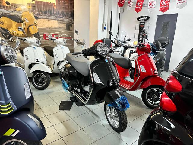 PIAGGIO Vespa GTS 300 Super Nuova my 2023 Immagine 1