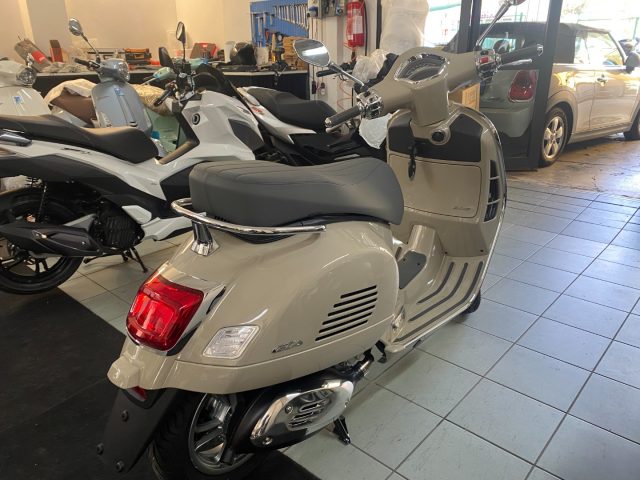 PIAGGIO Vespa GTS 300 Super Nuova my 2023 HPE Super Immagine 4