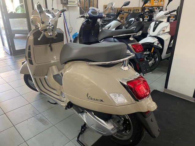 PIAGGIO Vespa GTS 300 Super Nuova my 2023 HPE Super Immagine 3