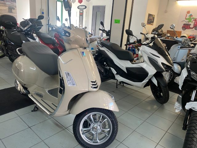 PIAGGIO Vespa GTS 300 Super Nuova my 2023 HPE Super Immagine 2