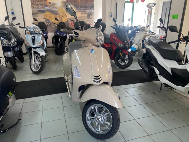 PIAGGIO Vespa GTS 300 Super Nuova my 2023 HPE Super Immagine 1