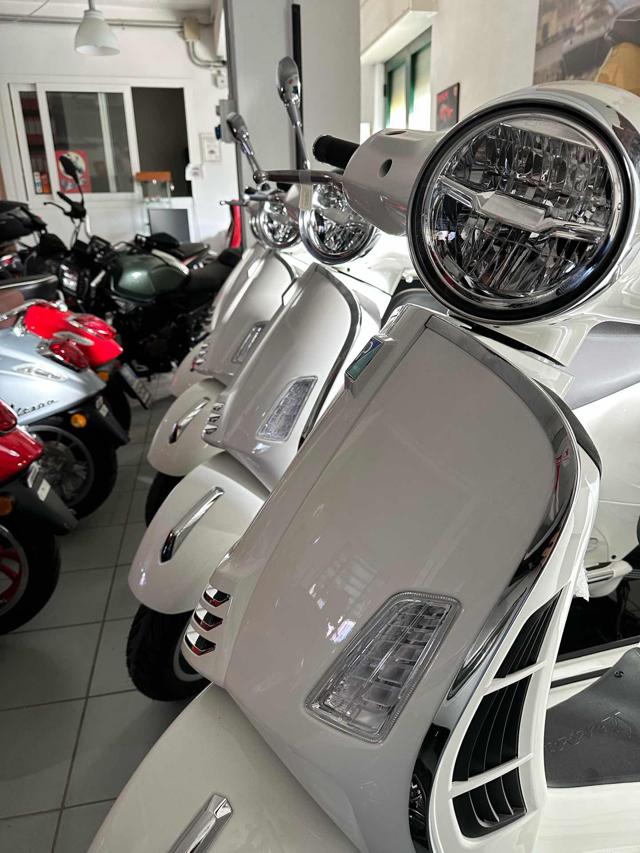 PIAGGIO Vespa GTS 300 Super Nuova my 2024 Immagine 4