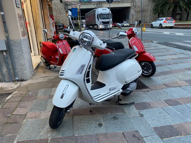 PIAGGIO Vespa GTS 300 Super Nuova my 2024 Immagine 1