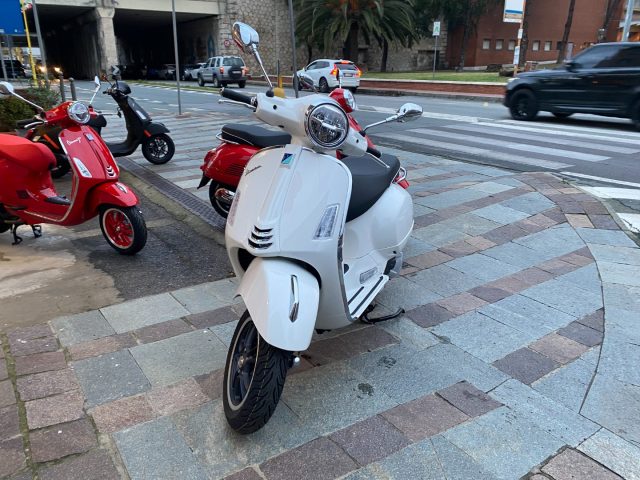 PIAGGIO Vespa GTS 300 Super Nuova my 2024 Immagine 2