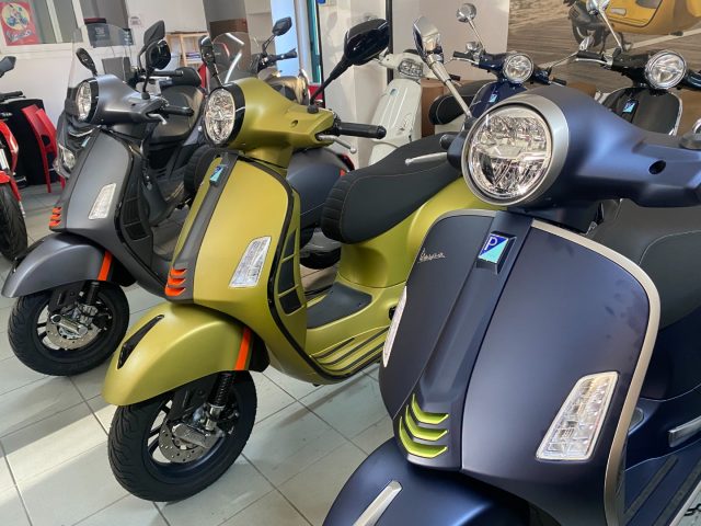 VESPA GTS 300 SuperSport Nuova my 2023 Super TECH Immagine 3